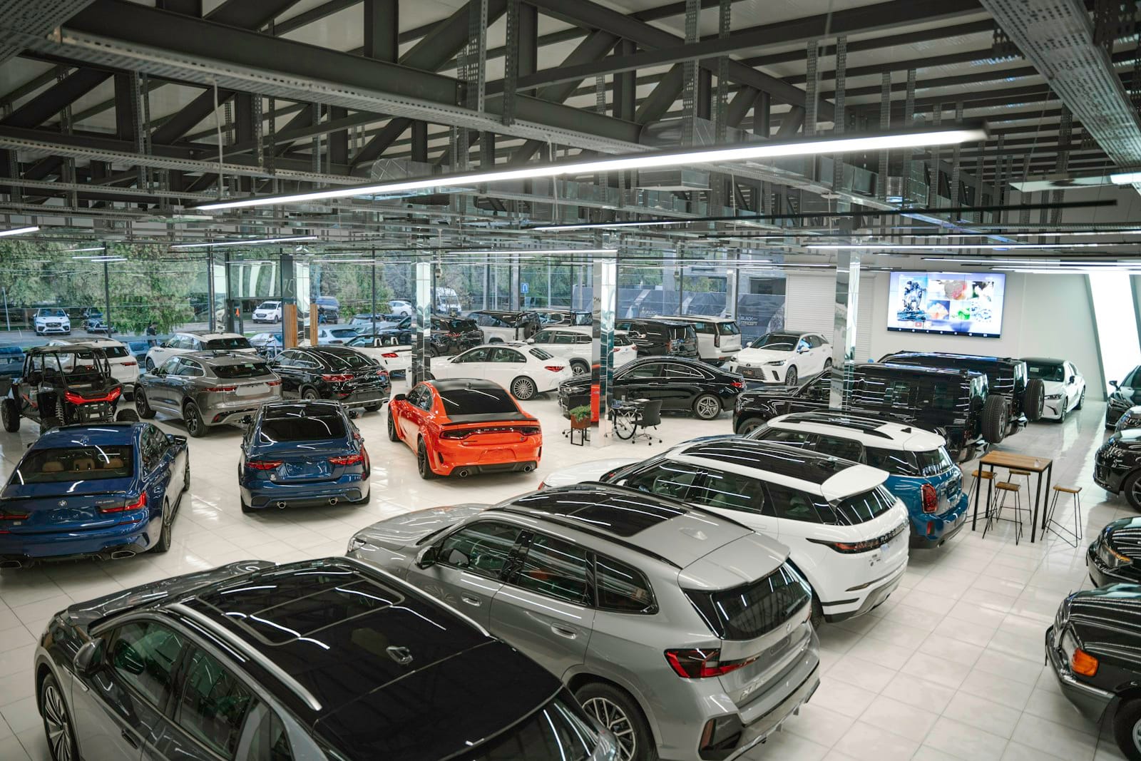 Hall d’exposition automobile multimarque