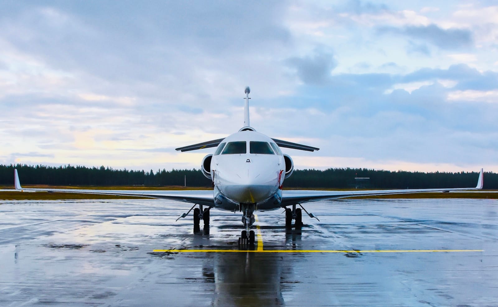 Jet d’affaires sur le tarmac