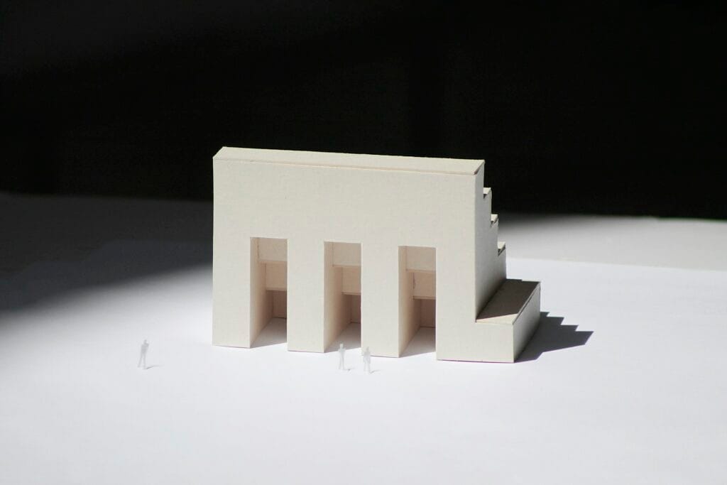 Maquette d’architecte en carton blanc, silhouettes à l’échelle et ombre portée nette
